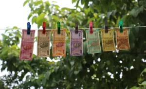 कर्ज घेणं योग्य की अयोग्य, काय वाटतं? विचार केलाय कधी? आज पाहूया